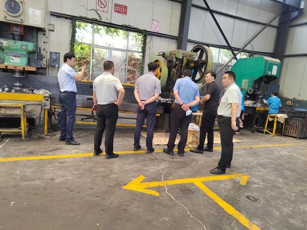6月21日曲阜市市長(zhǎng)蔣市長(zhǎng)，開發(fā)區(qū)管委會(huì)谷主任，開發(fā)區(qū)孟局長(zhǎng)領(lǐng)導(dǎo)蒞臨公司指導(dǎo)工作！